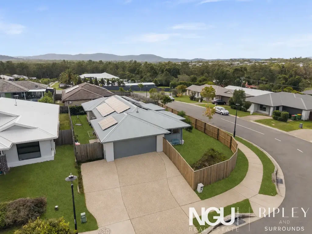 Karalee 4房 551m²转角地块 太阳能系统 开放式厨餐区 独立媒体室 主卧带步入式衣帽间 全围栏庭院 便捷Karalee位置 EFFORTLESS FAMILY LIVING IN A PRIME KARALEE POSITION