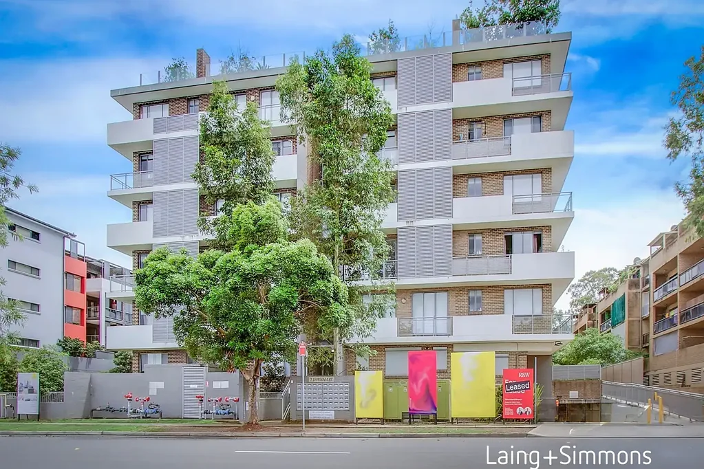 Mount Druitt 2房 现代设计 开阔空间 双阳台通风 现代厨房 主卧带套间 全屋木地板 理想地段 邻近交通购物 Stylish fifth-floor apartment with dual outdoor flow