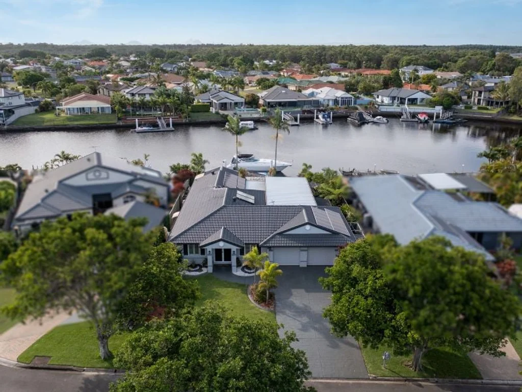 Banksia Beach 3房 水景豪宅 824㎡私密用地 20米宽景 12米浮桥 新建娱乐区 高端厨房 Coastal Hamptons Elegance