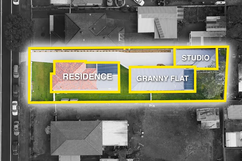 Fairfield Heights 7房 全砖主屋宽敞 四卧带储物 翻新厨卫明亮 双车库安全 860sqm阔地 Granny flat独立 Studio紧凑实用 高额租金回报 生活设施便捷 Rare Triple-Income Powerhouse On R3 Zoning - Secure Your Future Now!!