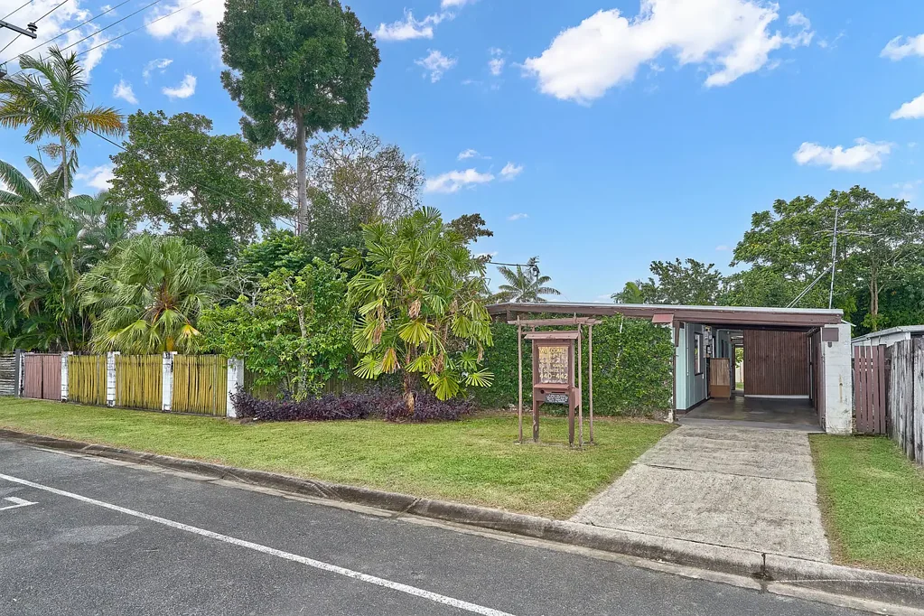 Yorkeys Knob 3Moenga Deceased Estate - 1,081m² Double Block - Renovate or Develop