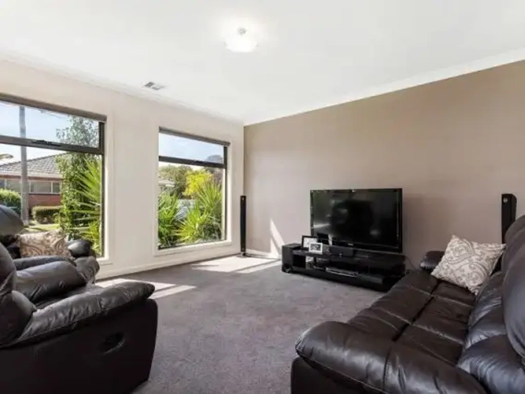 Modern & spacious three bedroom townhouse