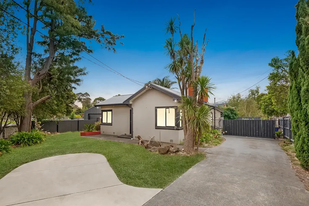 Dandenong 4房 优越地段街角大宅 887㎡潜力地块 4卧2卫 高端舒适家居 配套齐全 近名校 火车站 步至公园畅享生活！ Charming Corner Block