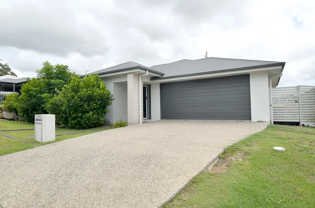 :: MODERN, LARGER RESIDENCE IN PREMIUM ESTATE AT BOYNE ISLAND