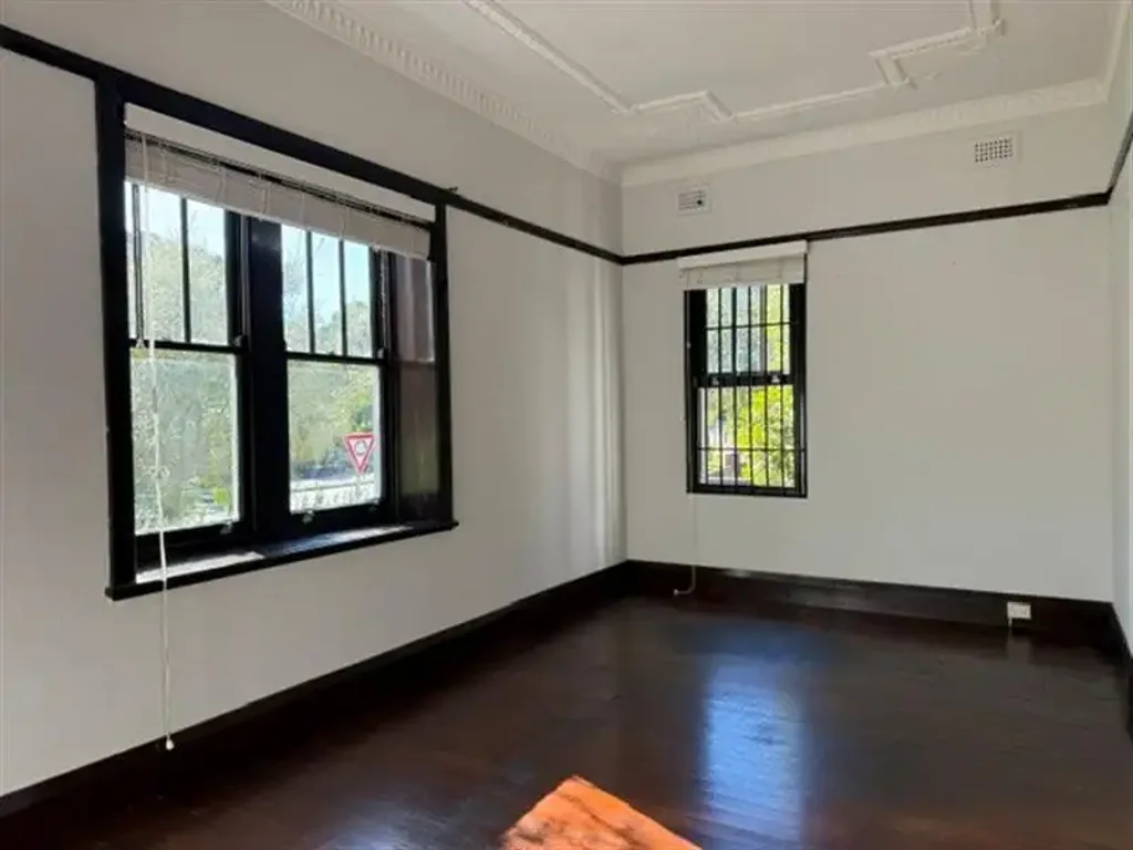 LOVELY ART DECO 1 BEDROOM APARTMENT.