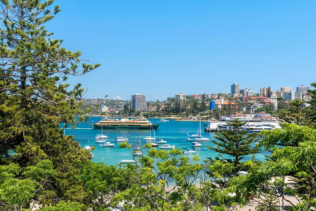 Harbourfront apartment with huge balcony and views