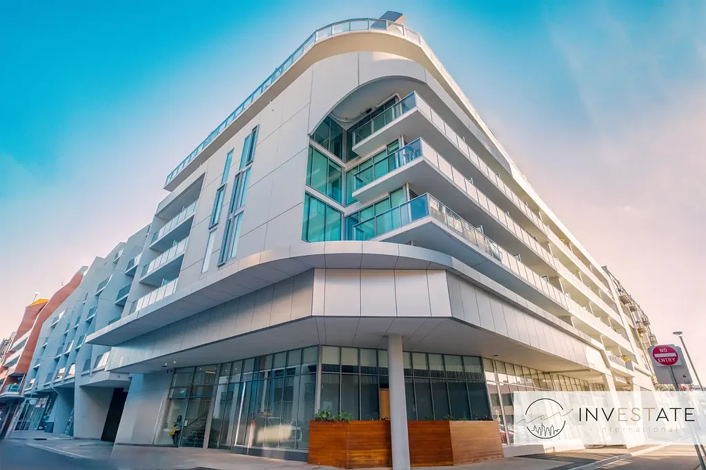 Prahran 2房 位于Prahran中心地带
现代设计，室内外无缝连接
豪华卧室，带大阳台
现代厨房，石英台面
全景城市景观阳台
健身房、屋顶烧烤露台
黄金地段，便利生活
别错过这绝佳机会 Panoramic City Views | Oversized Balcony | Lifestyle Living in Trilogi Apartments