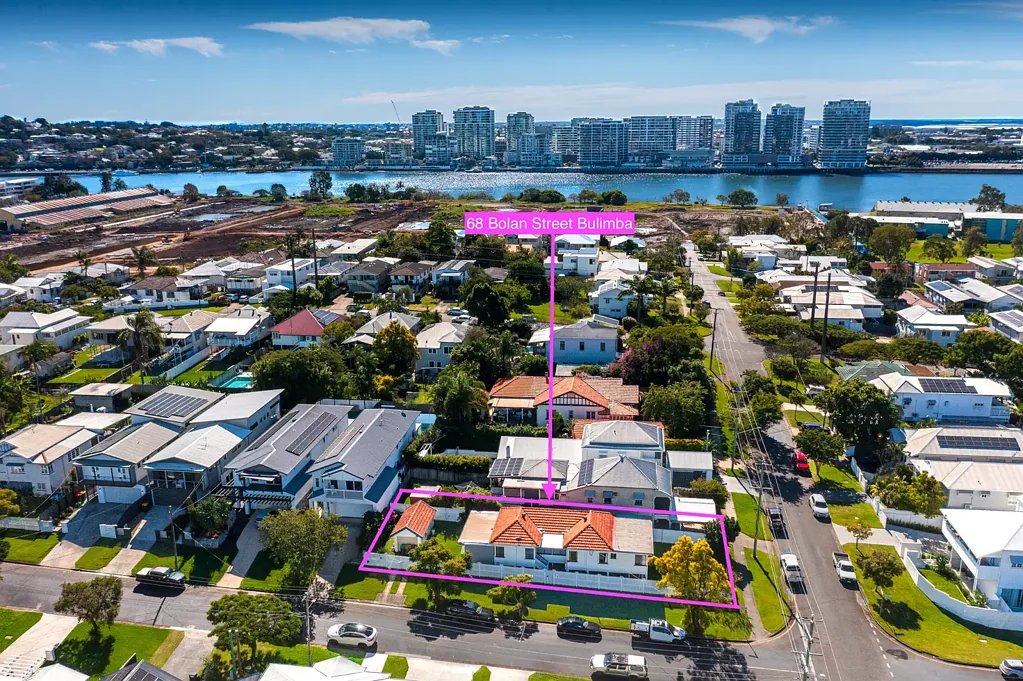 Bulimba 4غرفة نوم Charming Post-War Queenslander with Endless Potential in a Prime Blue Chip Location
