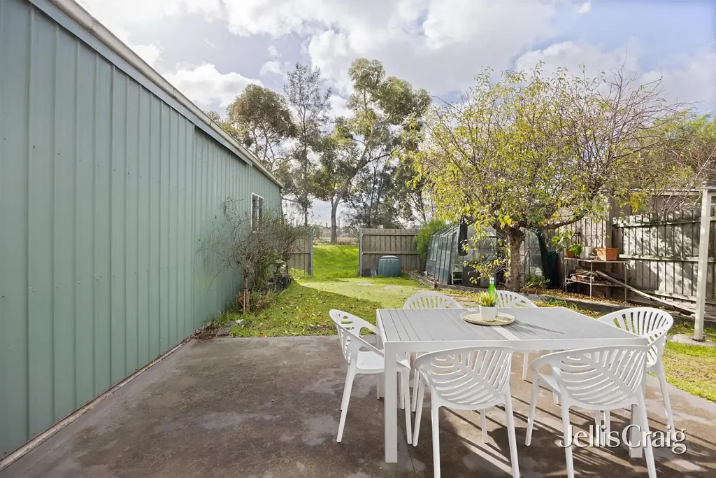 Seaholme 3房 Noordenne Estate珍稀地块 533㎡朝北住宅 紧邻公园 抛光硬木地板 经典钢窗 明亮布局 主卧套间 SPA浴室 四车位车库 休闲娱乐空间 North Facing Parkside Opportunity
