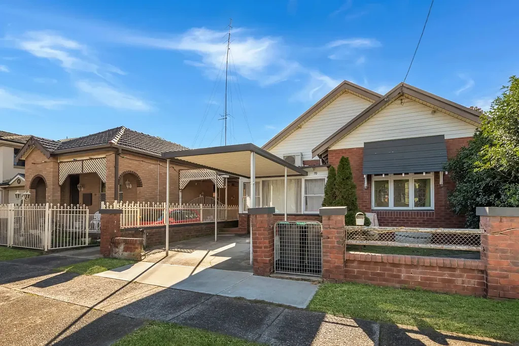 Hamilton 5Kwarto Development or Renovation Opportunity Steps from Beaumont St