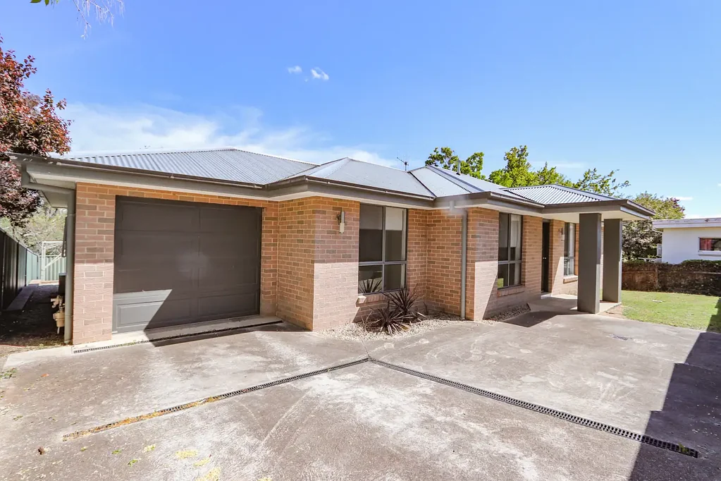WEST BATHURST - QUIET LOCATION- Available 15/10/25!!!