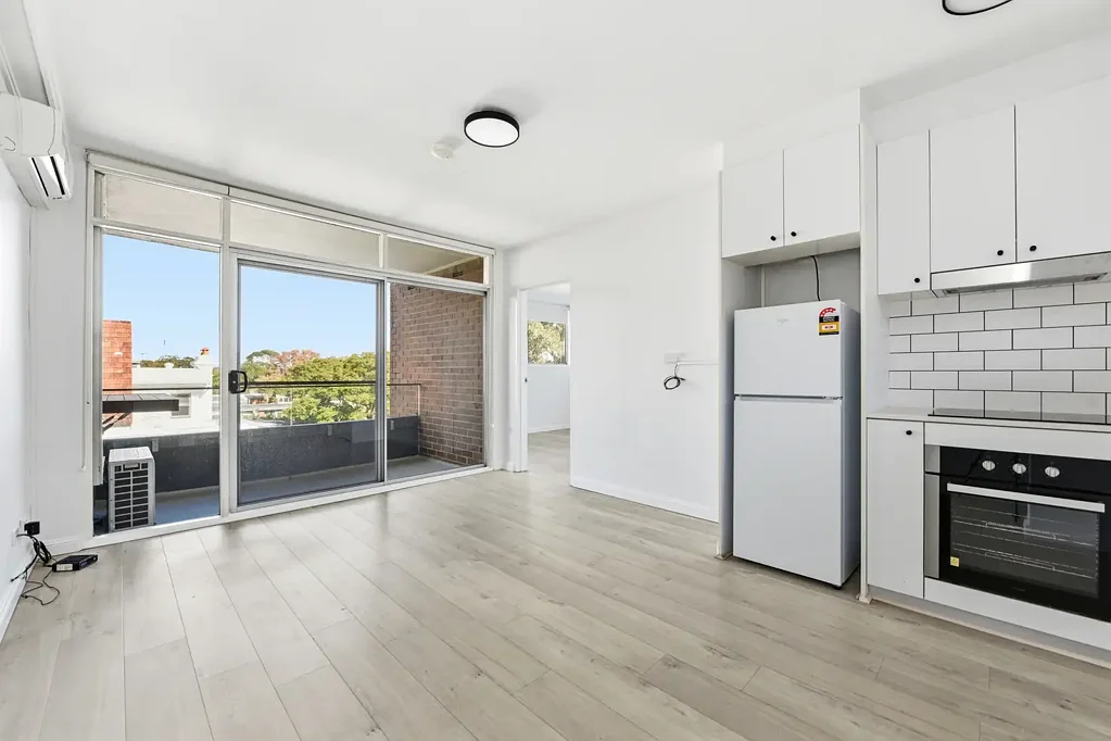 One-bedroom top-floor apartment in the heart of vibrant Annandale