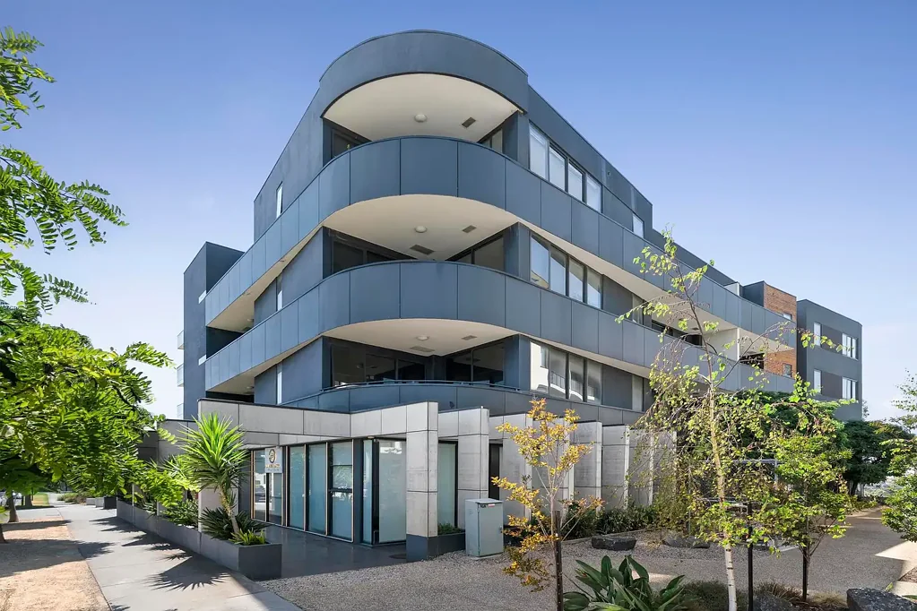 Maribyrnong 2房 精品低密度社区 89平米两卧两卫 落地玻璃采光 时尚厨房 套间主卧 地下车位 储物笼 河畔步道近享 Designer Space, Riverside Lifestyle | 89sqm of Light-Filled Living
