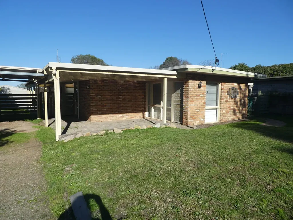 SEMI FURNISHED 3 BEDRROM PROPERTY IN WY YUNG