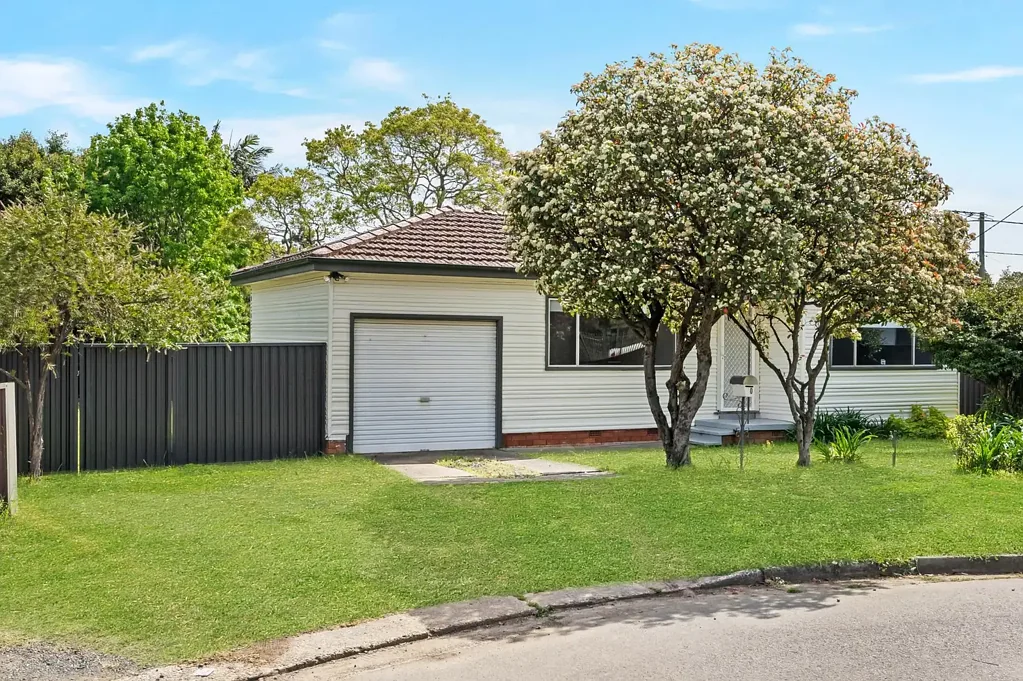 10 Waterloo Place, Glenfield, NSW 2167