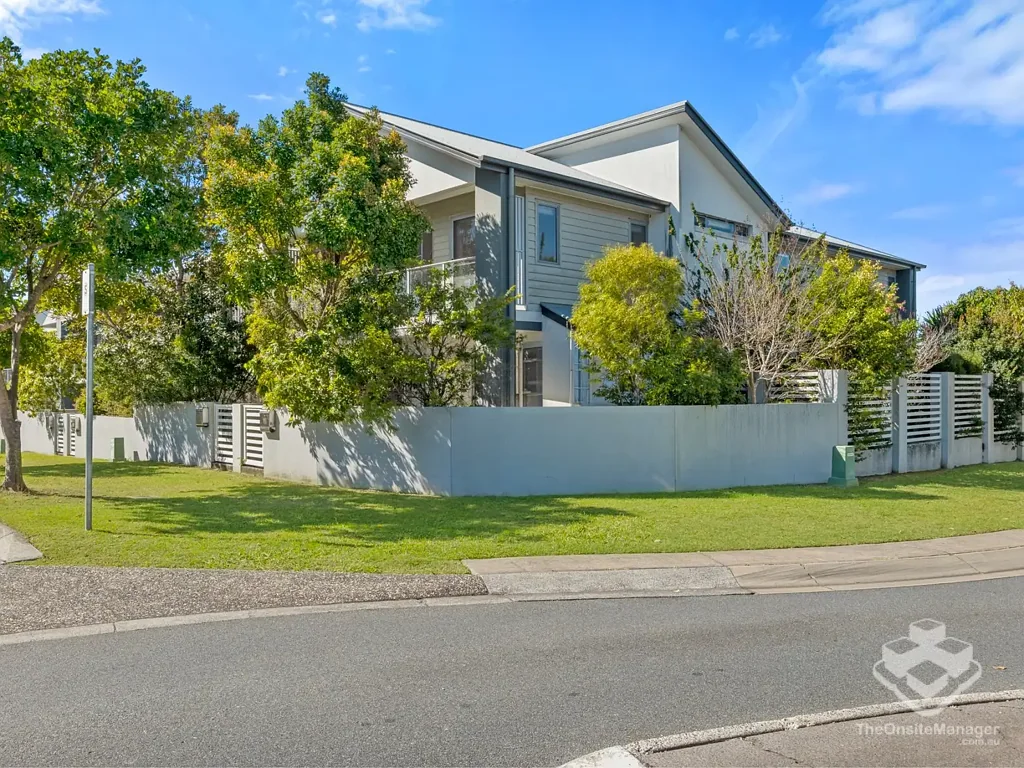 Spacious and Stylish Townhome in Prime Rochedale Location