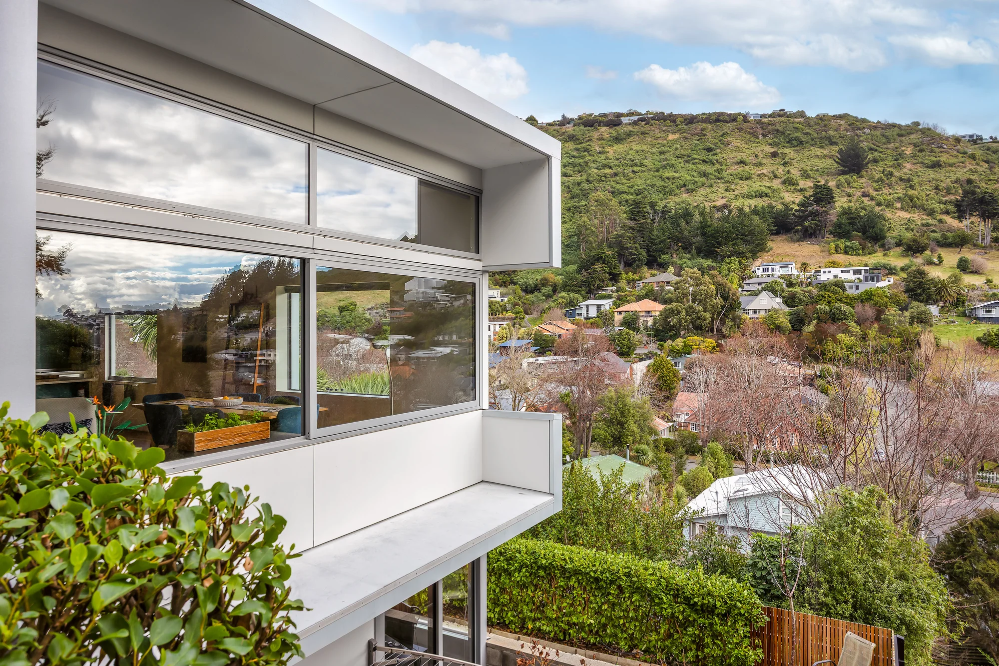 Cashmere 3બેડરૂમ Architectural Brilliance with Hillside Serenity