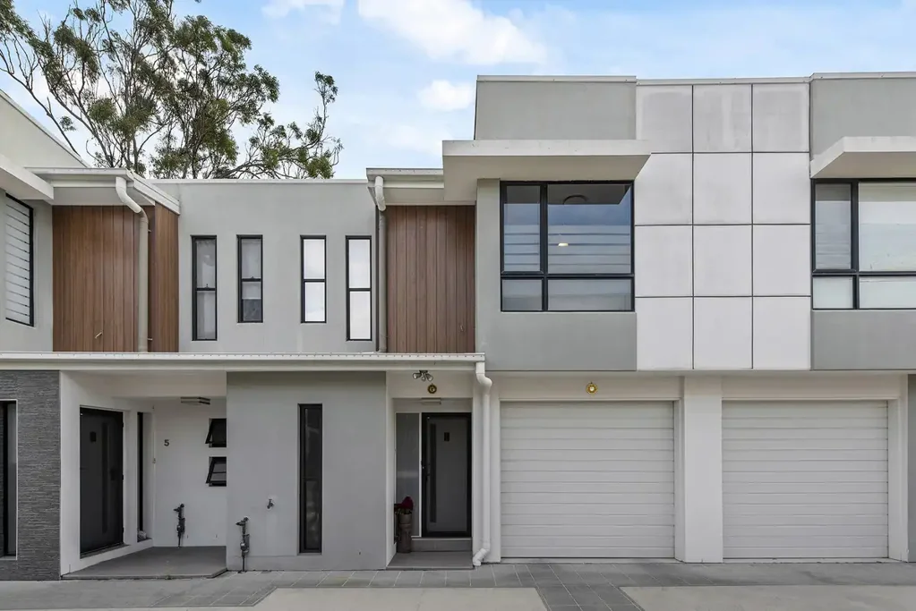 Yeronga 3房 现代城市联排别墅 隐私精品小区 石制台面现代家电 室内外流畅生活空间 大型娱乐露台后花园 三宽敞卧室中央空调 步行至学校商店公园 距市中心5公里。 EVERYTHING YOU WILL EVER NEED IN EVERSLEY TCE