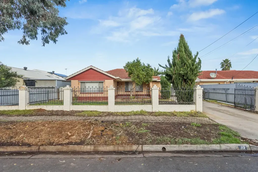 Parafield Gardens 3બેડરૂમ Land Like This Won't Wait!