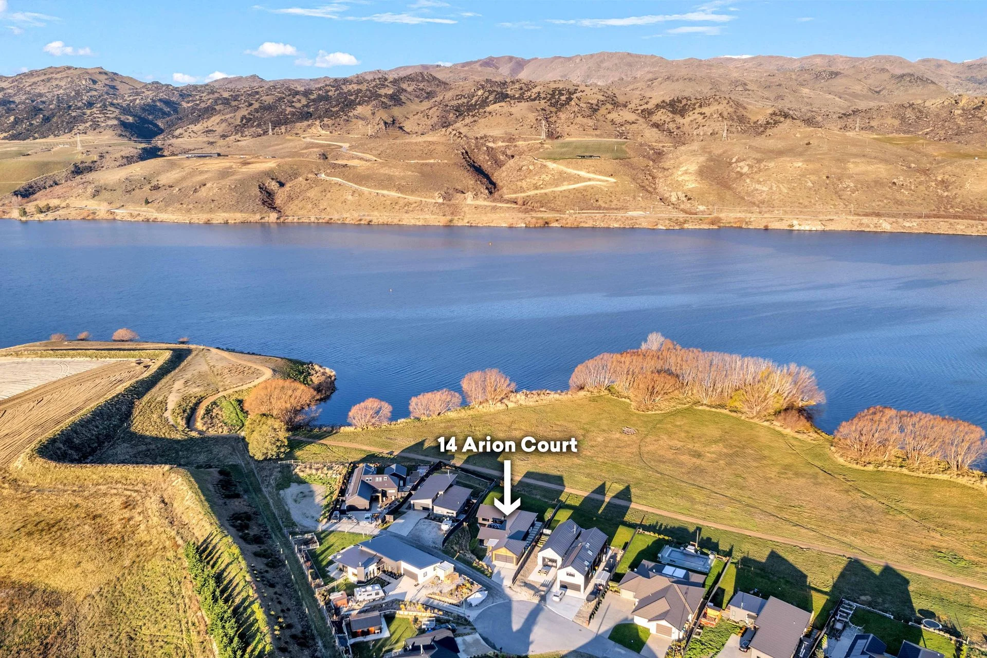 Cromwell 4 Bedroom Paradise On The Lake!
