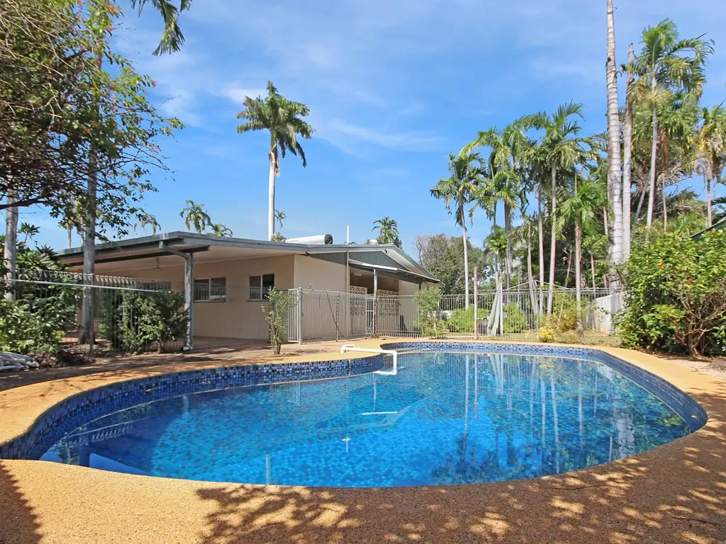 3 BEDROOM HOME WITH POOL IN QUITE CUL DE SAC