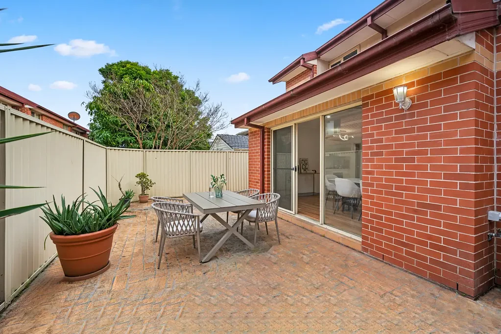 Strathfield 3房 全新木地板 优质燃气电器 宽敞娱乐庭院 主卧全新卫浴 低维护户外空间 精品社区 便捷市中心 Newly Renovated Townhouse + Study in Prime Strathfield Position | 600m to Strathfield Station & Low Strata