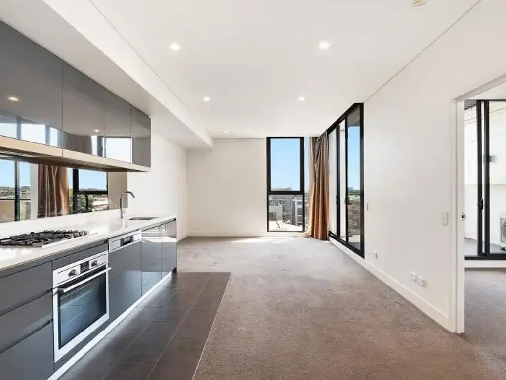 ONE BEDROOM APARTMENT IN THE HEART OF ROSEBERY!