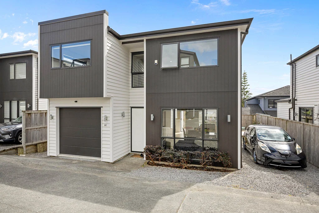 Mount Roskill 4房 现代家庭住宅，必售！兼具空间感、灵活性与便利性，通勤高效，购物无忧！ Freehold Standalone Family Home