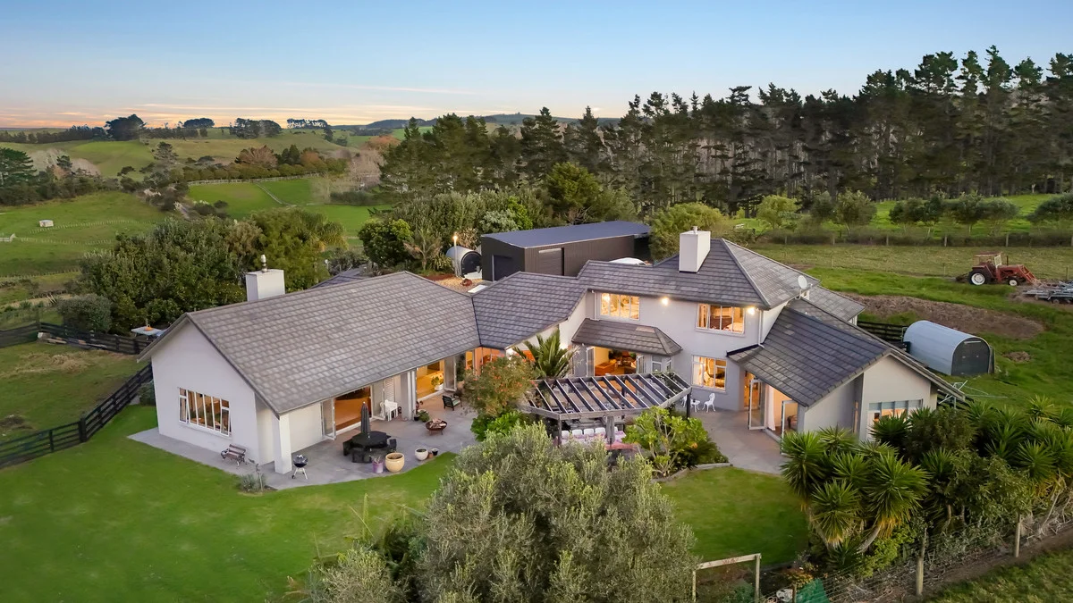 Helensville 4कमरा 2 HA | Landmark Home | 108m² Shed