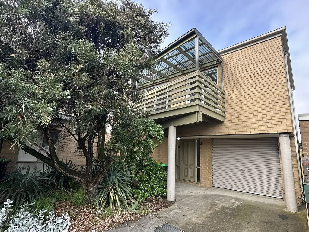 BEACHSIDE HOME IN THE HEART OF EDITHVALE