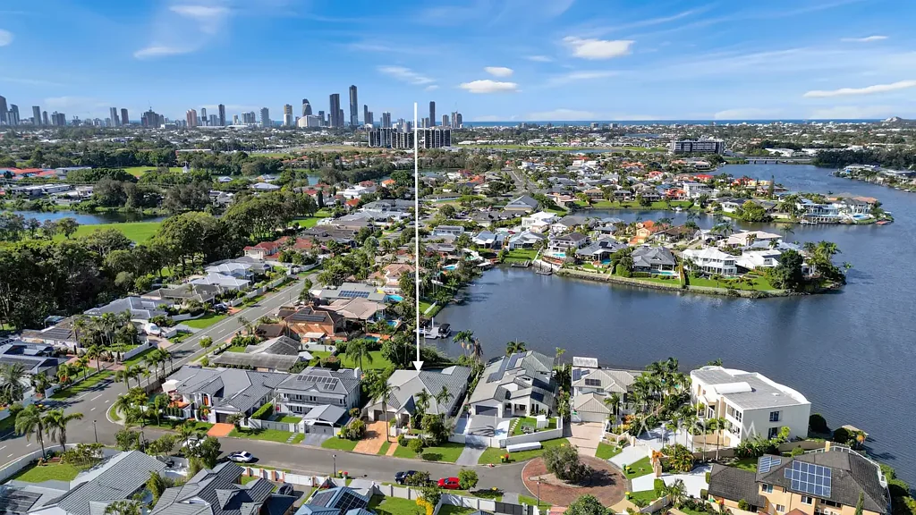 Clear Island Waters 4ห้องนอน Wide Waterfront Views – Family Living in a Premier Clear Island Waters Location