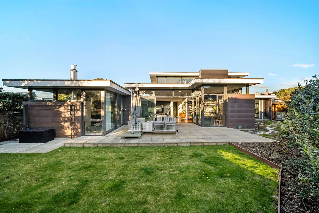 Seatoun 4 Bedroom Sun-Soaked Sanctuary