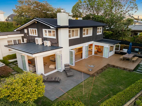 Remuera 5房 全面翻新，895㎡全幅地+MHS分区，双文法校网，​惊艳上市！ MID CENTURY STYLE DGZ HOME ON VICTORIA AVE
