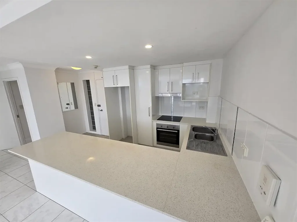 Surfers Paradise 1房  Reduced Fully renovated  Two bedroom  or 1 bedroom with study  investment unit  rent for $750 p.w  long term rental