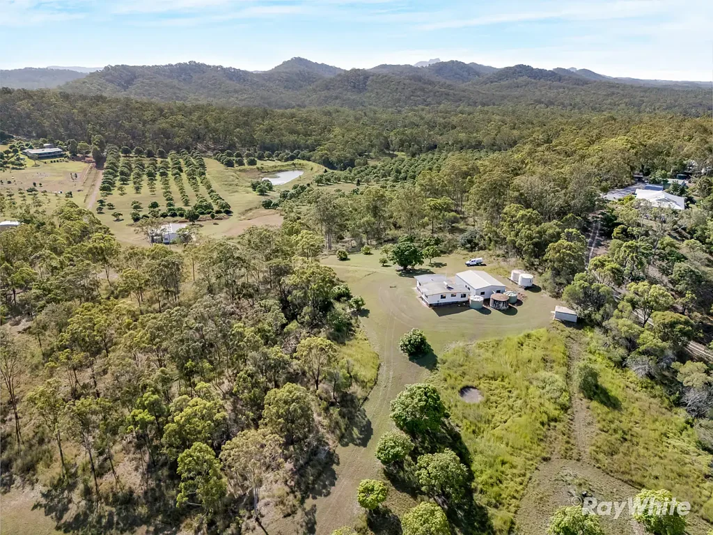 Beecher 4 Slaapkamer Rare 32.8 Acre Estate with Subdivision Approval!