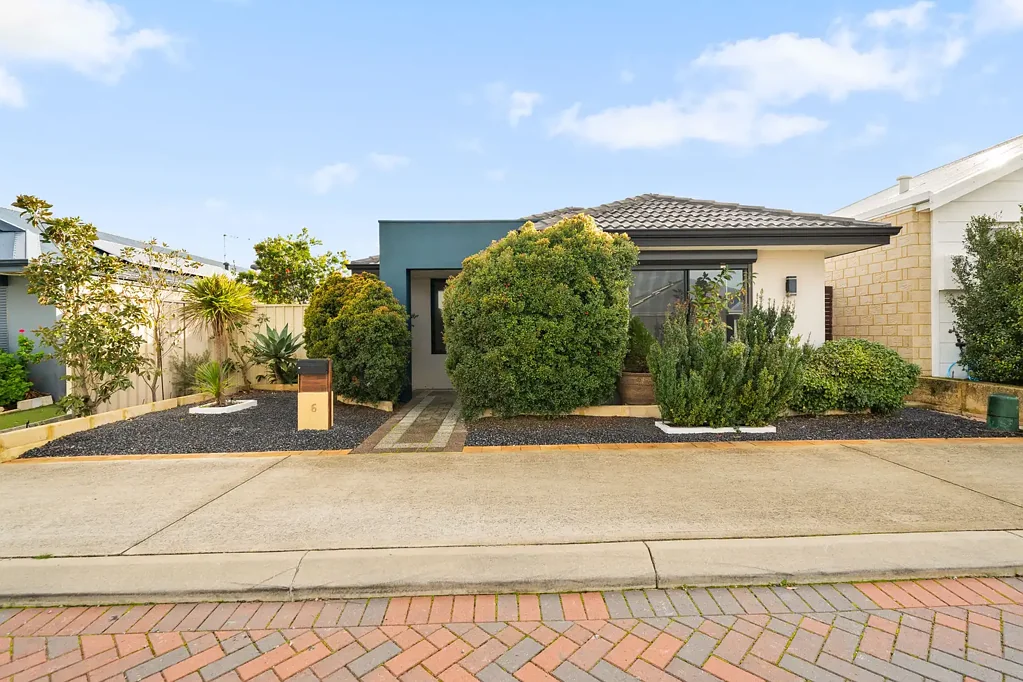 Spacious 4x2 Family Home in the Heart of Meadow Springs