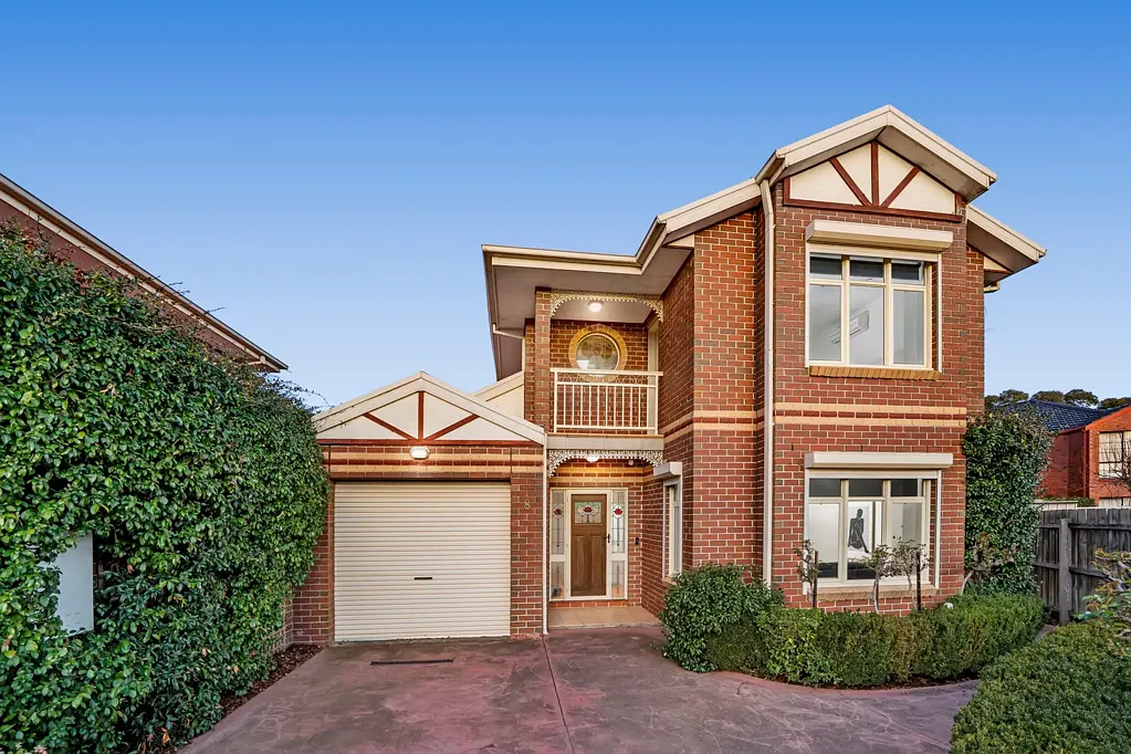 Keilor Downs 3房 Karu Court精装联排 409㎡理想地块 宽敞主卧带步入式衣帽间 现代厨房Caesarstone台面 私密低维护户外区 地暖空调系统 地段优越近学校公园商圈 Pristine Townhouse with Contemporary Appeal.