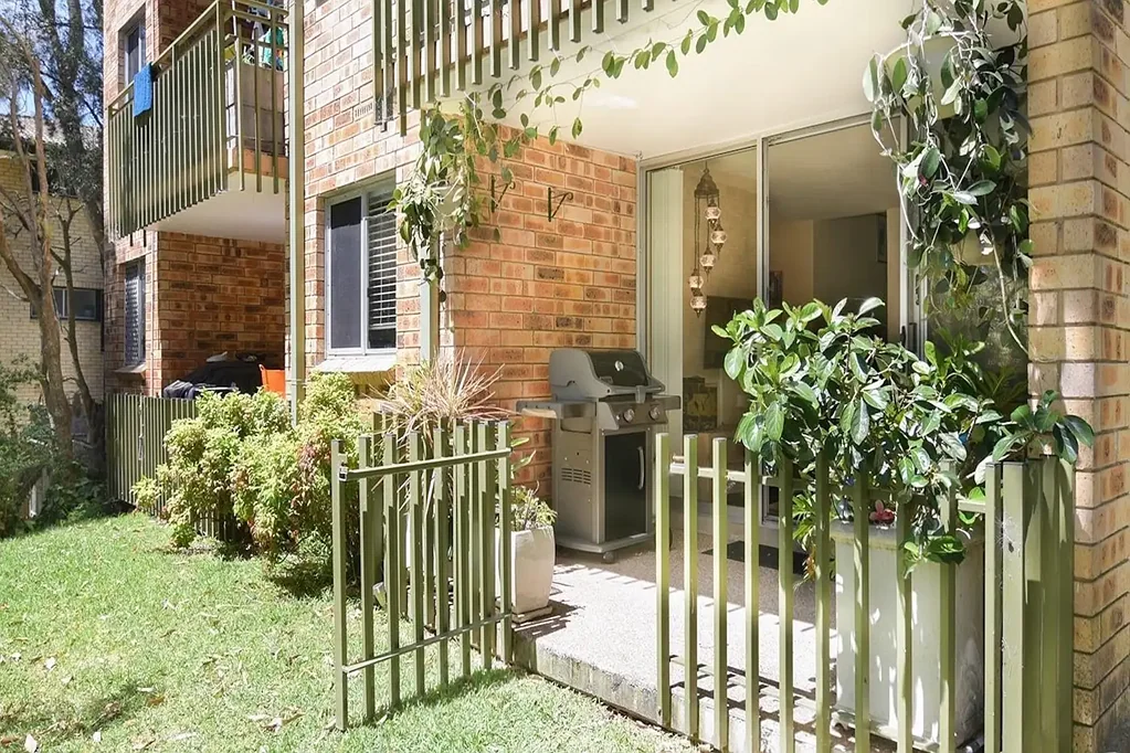 Sun-Filled Apartment with Leafy Parkside Outlook