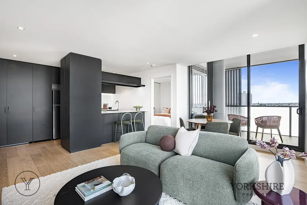 Collingwood 2房 Collingwood心脏地带 宁静环境 东北向露台 远眺Dandenong Ranges 双Caesarstone台面 健身房正式餐厅 屋顶烧烤区 Modern Living in Perfect Location