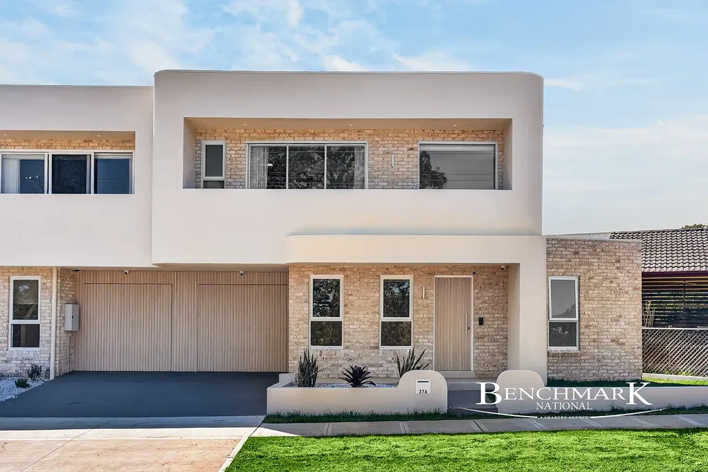 Moorebank 5Zimmer Full-Brick Family Luxury with a Beautiful Park-Facing Position