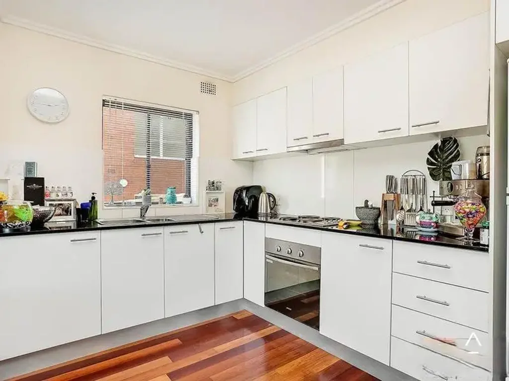 Spacious Unit In Ideal Location
