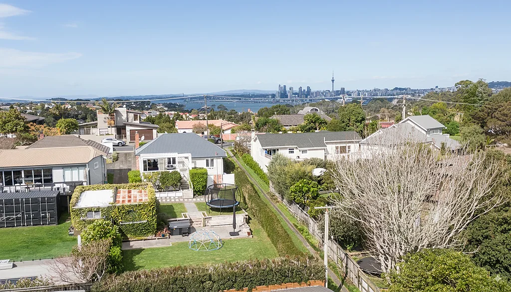 Chatswood 3Moenga Location, Land and Sea Views!  WOW!