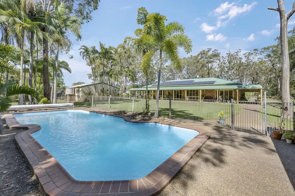 Moore Park Beach 4Kwarto BRICK HOMESTEAD WITH SHEDS, POOL & CABANA ON PICTURESQUE 5 ACRES