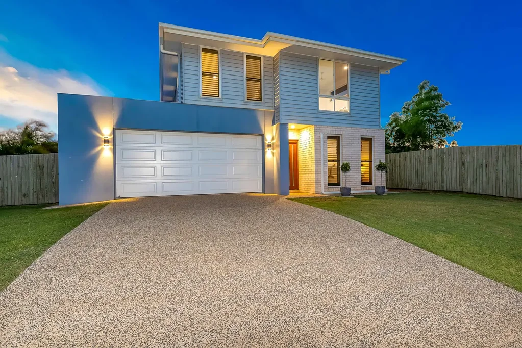 Qunaba 4ห้องนอน STYLISH FAMILY LIVING WITH VIEWS, SPACE & A POOL ON 1,002M2 GROUNDS!
