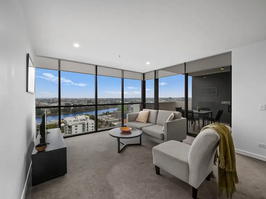Views Glorious River and city views with 2 carparks