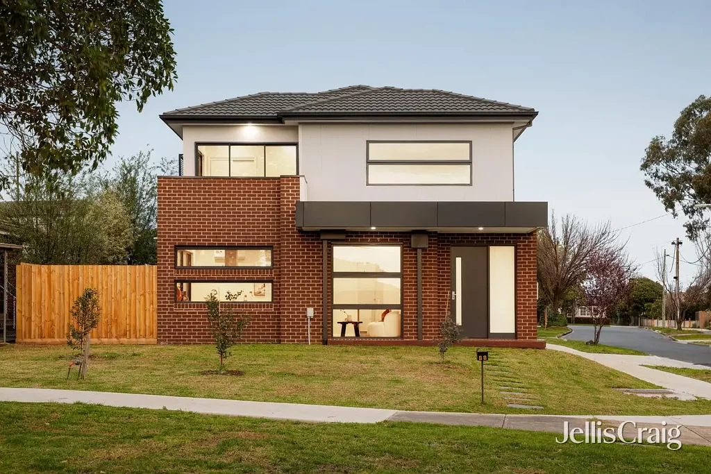 Heidelberg Heights 2房 现代两层住宅，灵活适应家庭需求 Contemporary Two-Level Living with Flexible Family Appeal