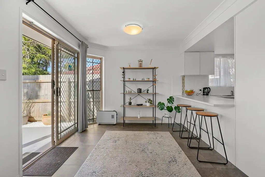 Elanora 3ਬੈੱਡਰੂਮ Light-Filled Townhouse with Pool Access & Courtyard Appeal
