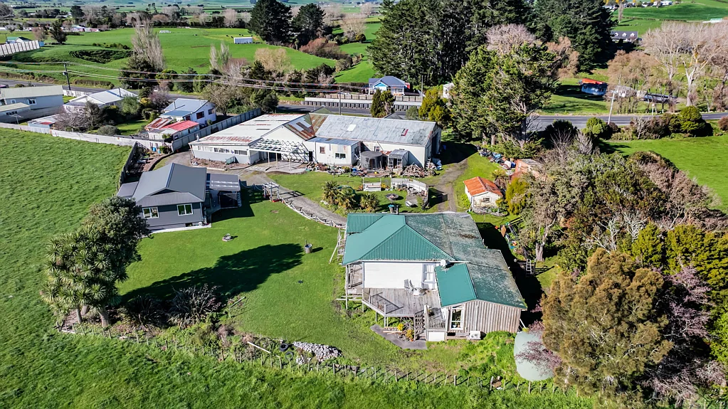 Eltham  High profile rural zoned site with large storage