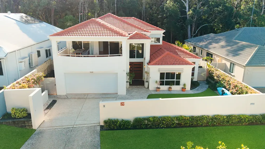 Alexandra Headland 5침실 Impressive beach home with tranquil forest backdrop tucked within Alex Shores