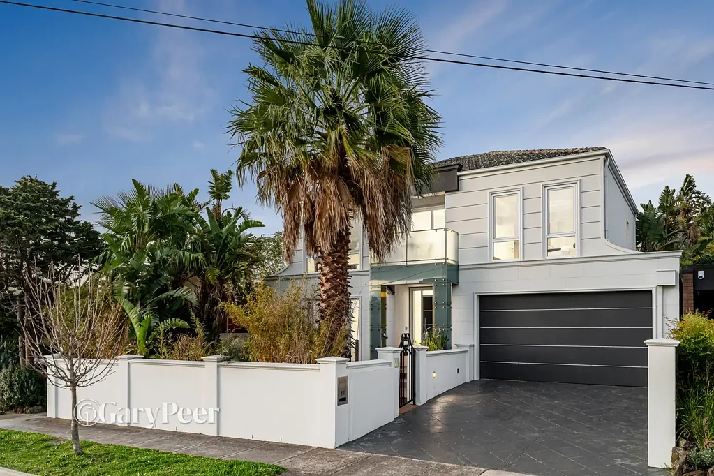 Caulfield South 4कमरा Family entertainer in fabulous locale